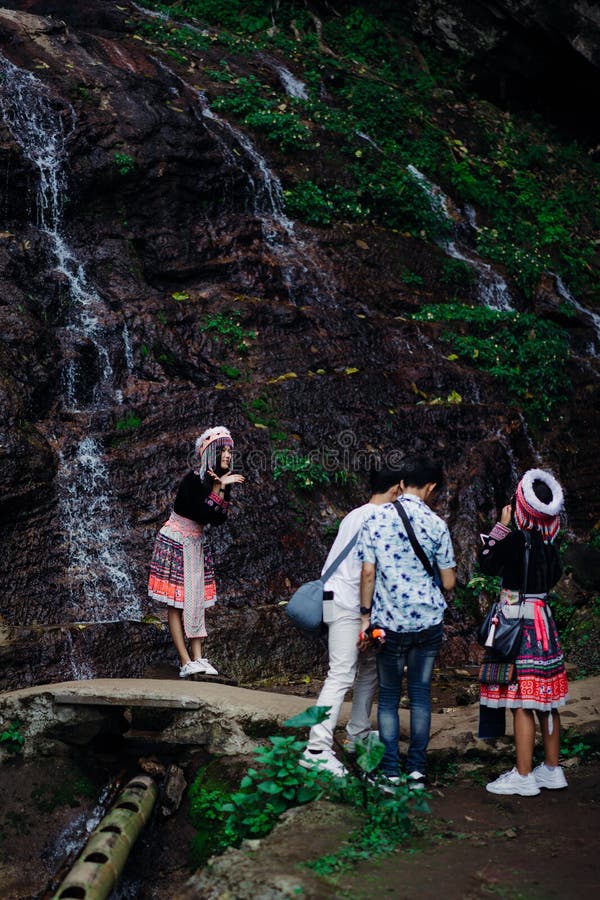 Doi Pui Tribal Village, Chiang Mai, Thailand, 12 16 18: Den asiatiska turisten klär upp i traditionella kläder av den Hmong stamm royaltyfria foton Doi Pui Tribal Village, Chiang Mai, Thailand, 12 16 18: Den asiatiska turisten klär upp i traditionella kläder av den Hmong stamm royaltyfria foton