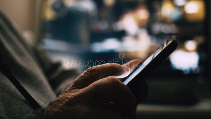 Doigts masculins sur smartphone tactile recherche sur internet
