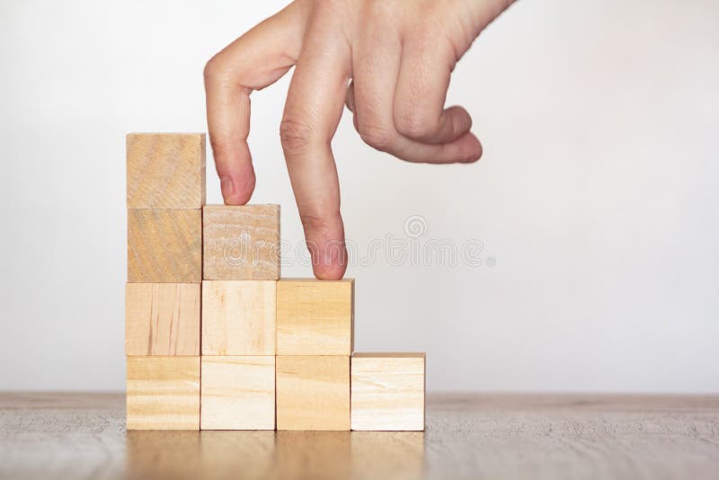 Doigts montant des escaliers jusqu'au dessus Concept de succès et d'accomplissement image libre de droits Doigts montant des escaliers jusqu'au dessus Concept de succès et d'accomplissement image libre de droits