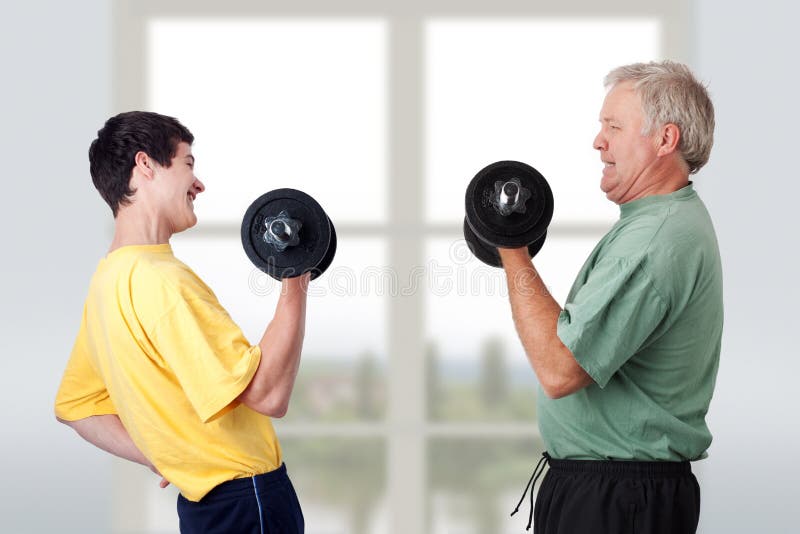 Otec a syn robí fitness spolu.