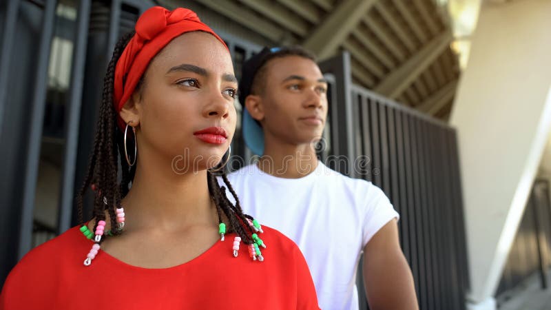 Dois adolescentes africanos que procuram distância, direitos das pessoas imagens de stock Dois adolescentes africanos que procuram distância, direitos das pessoas imagens de stock