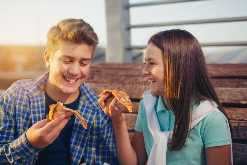 Adolescente E Garota Cozinhando Panquecas No Fogão Da Cozinha Juntos Foto  de Stock - Imagem de sorrir, aprendizagem: 215278464