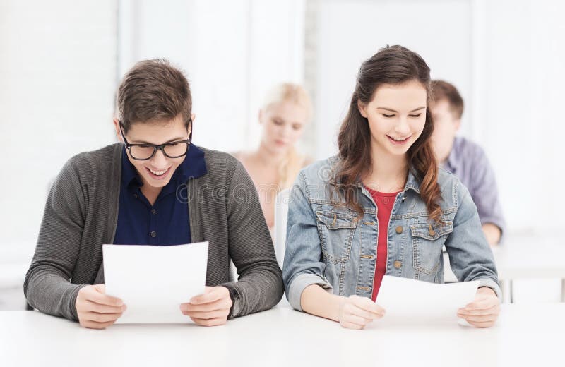 Dois adolescentes que olham resultados do teste ou do exame foto de stock Dois adolescentes que olham resultados do teste ou do exame foto de stock