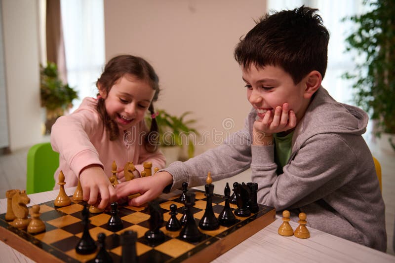 Jogo De Xadrez. Peças Brancas De Xadrez Na Posição Inicial Do Tabuleiro De  Xadrez Isoladas Sobre Fundo Preto. Imagem de Stock - Imagem de batalha,  disastre: 273423627