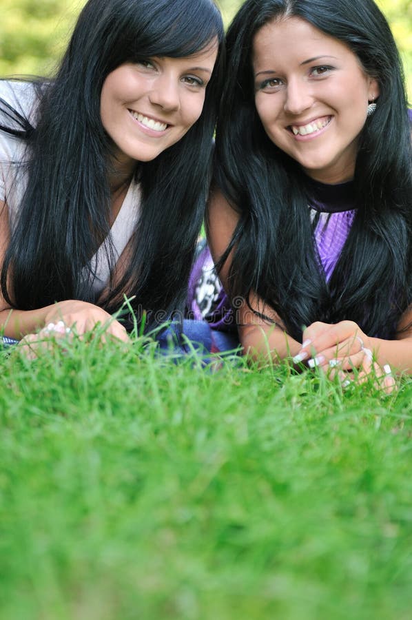 Retrato De Duas Meninas Tailandesas Encantadoras Foto de Stock - Imagem de  amigos, consideravelmente: 1743386