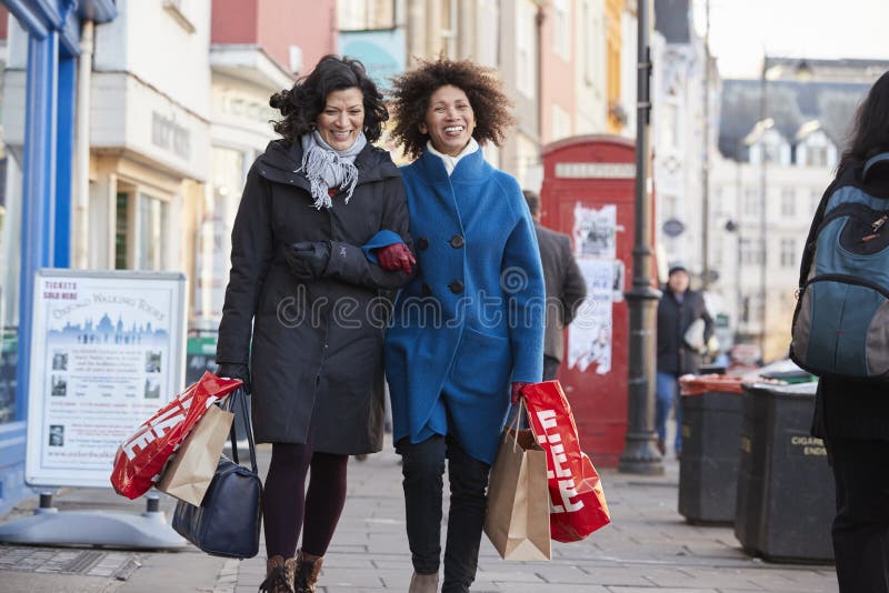 Dois amigos fêmeas maduros que apreciam a compra na cidade junto