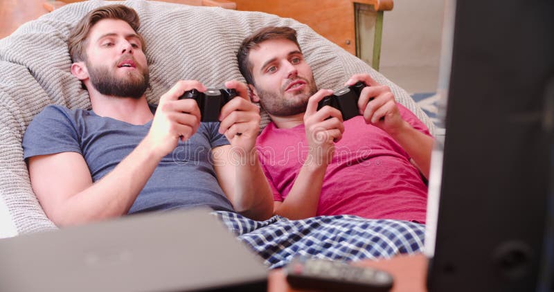 Amigos Masculinos De Sorriso Que Jogam Jogos De Vídeo Em Casa