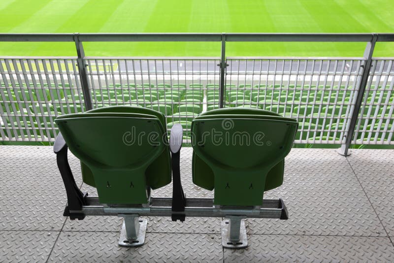 Dois assentos plásticos na tribuna do grande estádio foto de stock Dois assentos plásticos na tribuna do grande estádio foto de stock