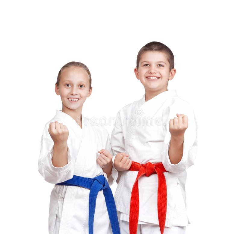 Dois atletas no karategi estão estando na cremalheira do karaté imagens de stock royalty free Dois atletas no karategi estão estando na cremalheira do karaté imagens de stock royalty free