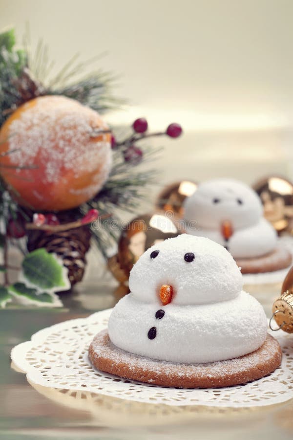 Dois biscoitos dos bonecos de neve do marshmallow foto de stock Dois biscoitos dos bonecos de neve do marshmallow foto de stock