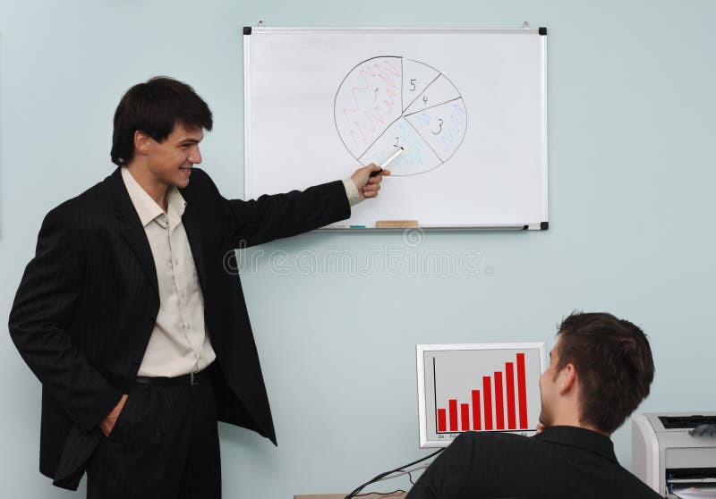 Dois buisnessmen discutindo o diagrama do crescimento foto de stock royalty free Dois buisnessmen discutindo o diagrama do crescimento foto de stock royalty free