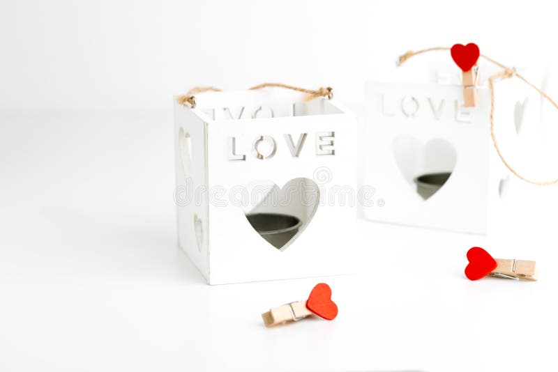 Dois castiçal do cubo no branco com corações Conceito do dia dos Valentim 14 de fevereiro imagem de stock Dois castiçal do cubo no branco com corações Conceito do dia dos Valentim 14 de fevereiro imagem de stock