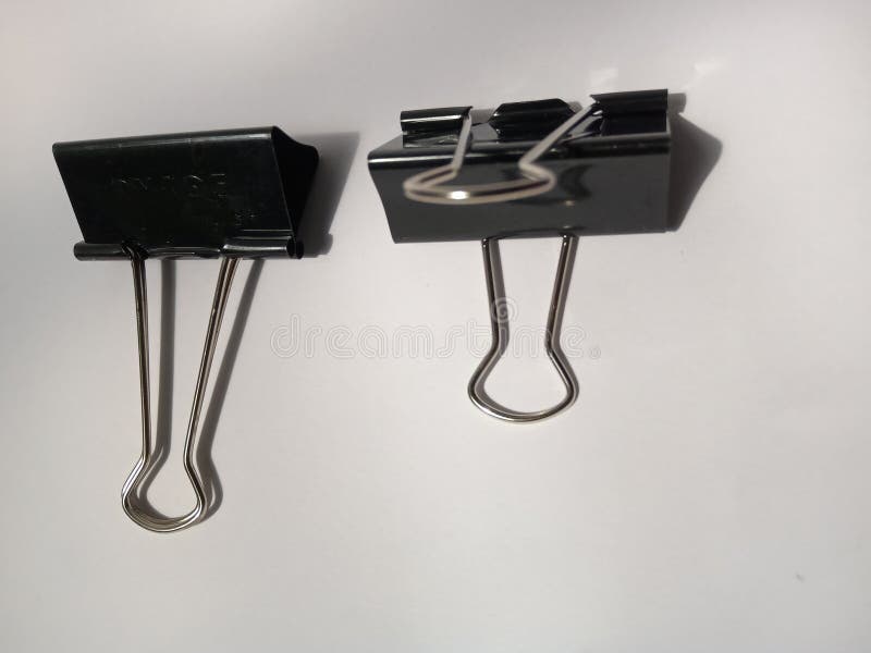 Dois Clipes De Papel Preto Com Fundo Branco Comum Para Design Foto de