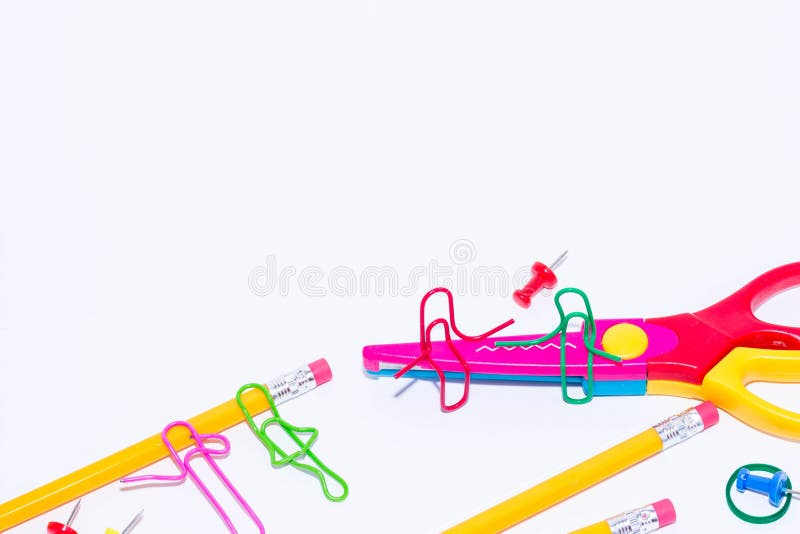 Dois clipes de papel que falam, sentando-se em um ziguezague scissors e dois que encontram-se e que falam no lápis Vida diminuta imagem de stock Dois clipes de papel que falam, sentando-se em um ziguezague scissors e dois que encontram-se e que falam no lápis Vida diminuta imagem de stock