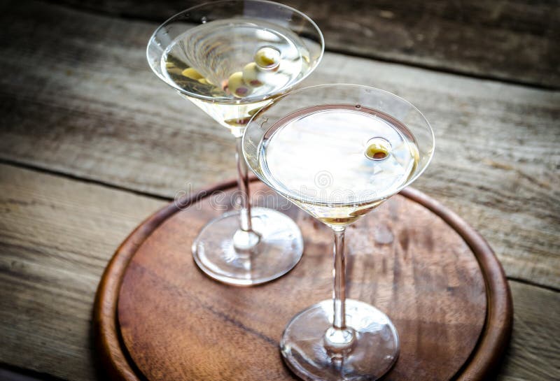 Dois cocktail verde-oliva de martini imagens de stock Dois cocktail verde-oliva de martini imagens de stock