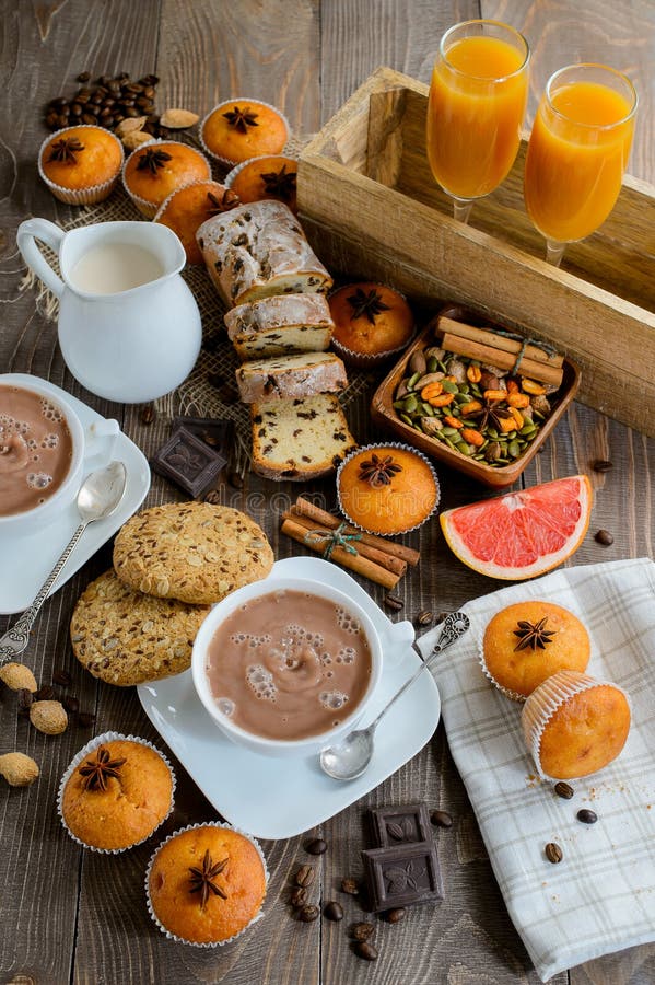 Dois copos do cacau quente fresco ou do chocolate quente com queques, suco foto de stock Dois copos do cacau quente fresco ou do chocolate quente com queques, suco foto de stock