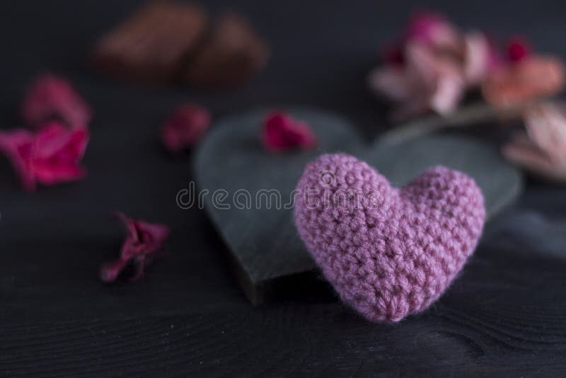 Dois corações no fundo preto foto de stock royalty free