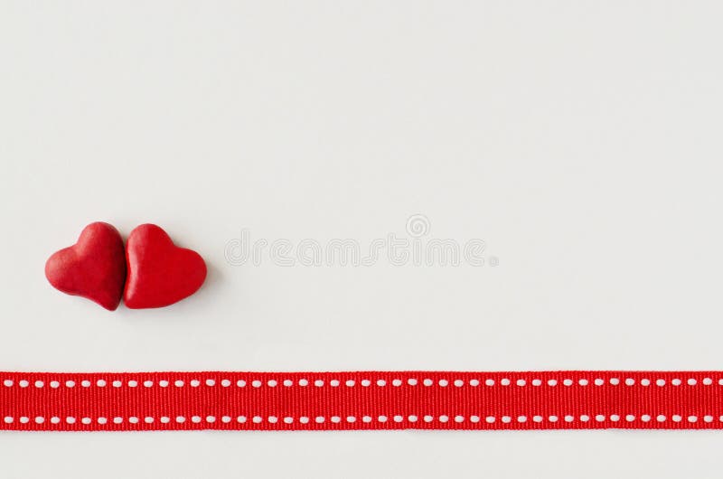 Dois corações vermelhos e fita vermelha foto de stock Dois corações vermelhos e fita vermelha foto de stock