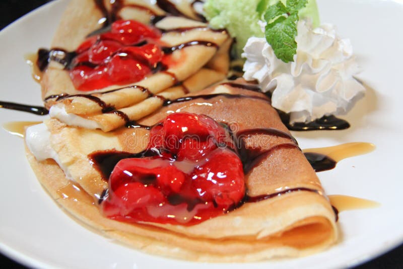 Duas crepes com morangos e gelado imagens de stock royalty free