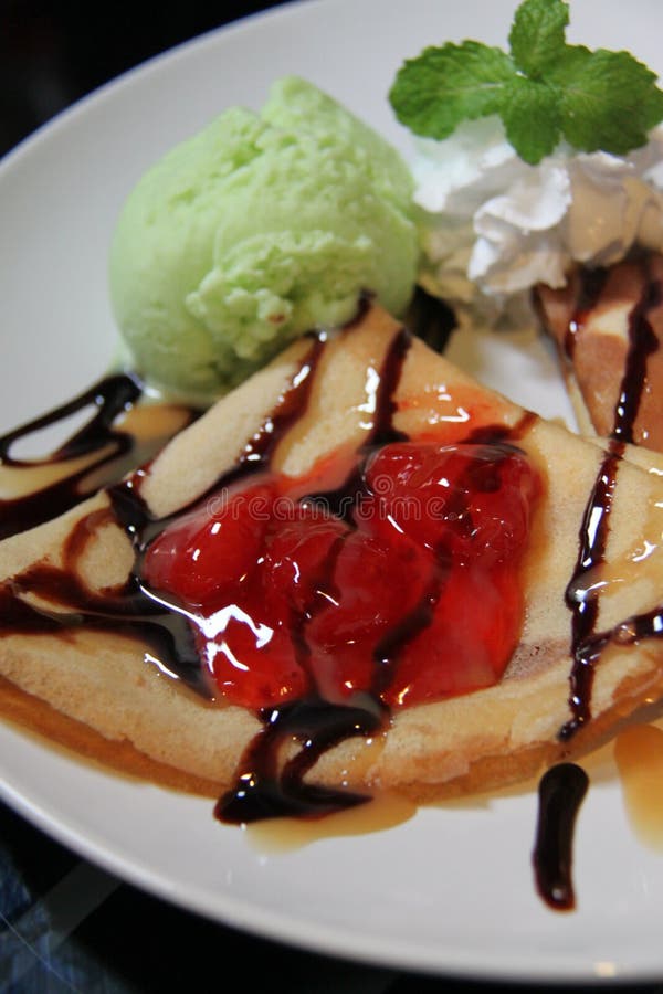 Duas crepes com morangos e gelado fotos de stock royalty free