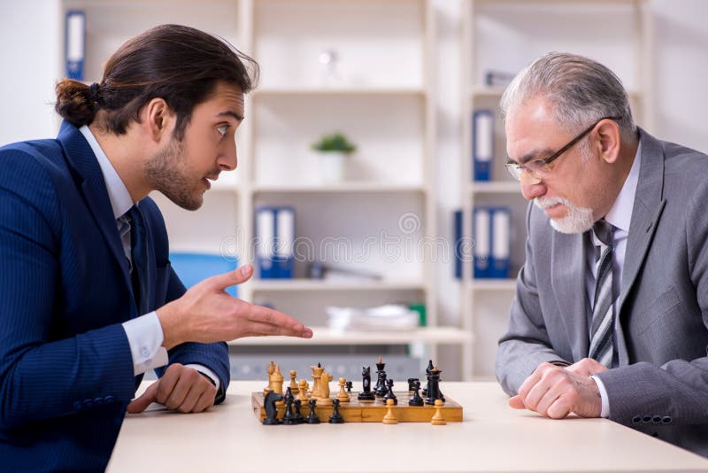 Duas pessoas jogando xadrez, imagem conceitual de dois empresários