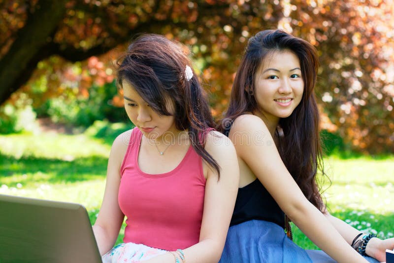 Dois estudantes asiáticos novos imagens de stock Dois estudantes asiáticos novos imagens de stock