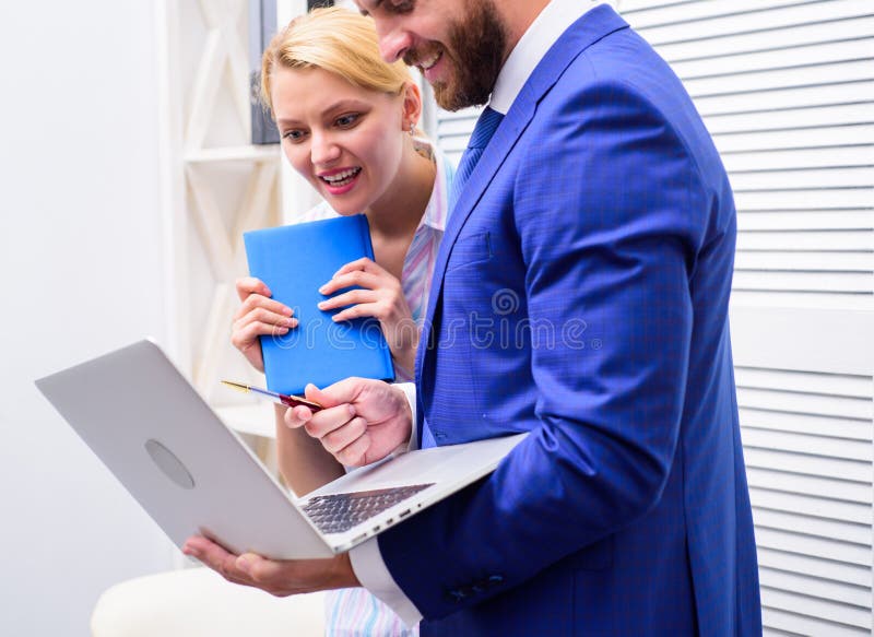 Dois executivos que trabalham junto ocasional Trabalho alegre de dois pessoas que trabalham no escritório brilhante Equipe do neg imagens de stock royalty free Dois executivos que trabalham junto ocasional Trabalho alegre de dois pessoas que trabalham no escritório brilhante Equipe do neg imagens de stock royalty free