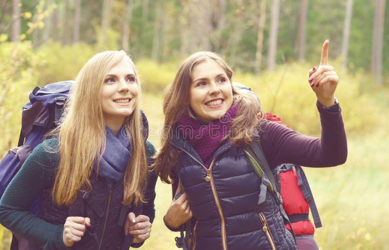 Dois felizes e meninas bonitas que andam na floresta e nos pântanos acampamento fotografia de stock royalty free Dois felizes e meninas bonitas que andam na floresta e nos pântanos acampamento fotografia de stock royalty free