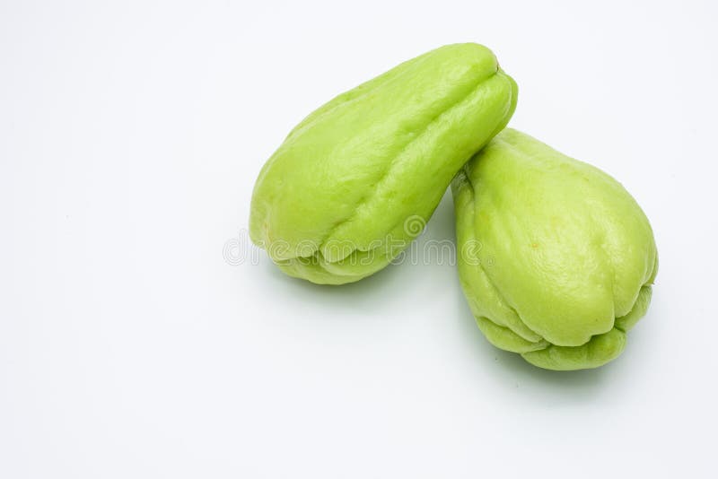 Dois frutos frescos do Chayote isolados no branco imagem de stock royalty free Dois frutos frescos do Chayote isolados no branco imagem de stock royalty free