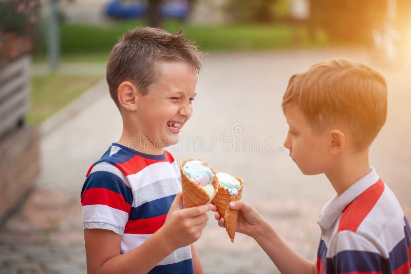 Dois Garotos Melhores Amigos Comendo Sorvete Ao Ar Livre Imagem De Stock Imagem De Alimento