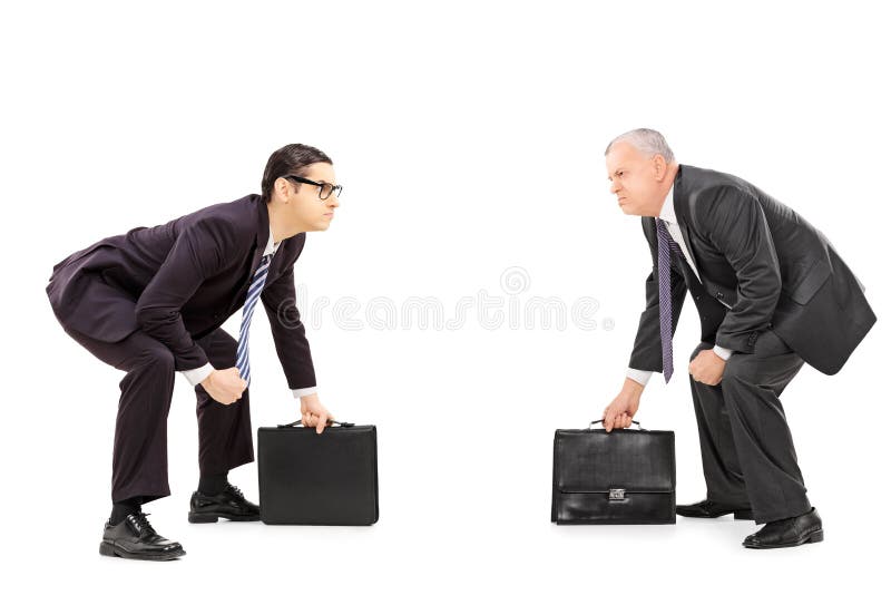 Dois homens de negócios competitivos que estão na posição da luta romana de suco imagem de stock royalty free Dois homens de negócios competitivos que estão na posição da luta romana de suco imagem de stock royalty free