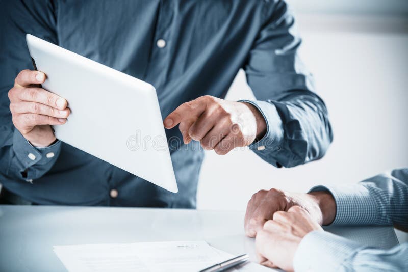 Dois homens de negócios em uma reunião imagem de stock Dois homens de negócios em uma reunião imagem de stock