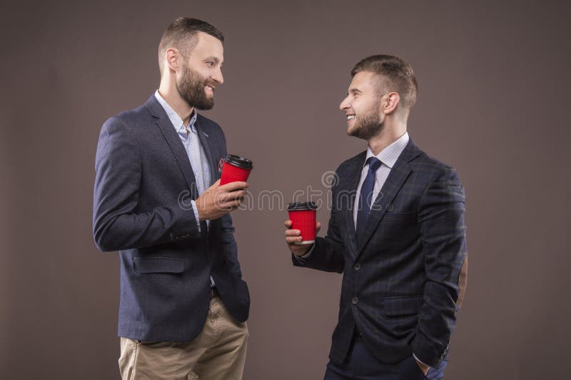 Dois homens que estão com uma xícara de café fotografia de stock royalty free Dois homens que estão com uma xícara de café fotografia de stock royalty free