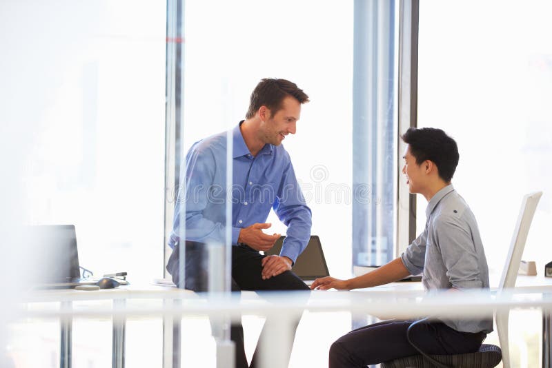 Dois homens que falam em um escritório moderno fotos de stock Dois homens que falam em um escritório moderno fotos de stock