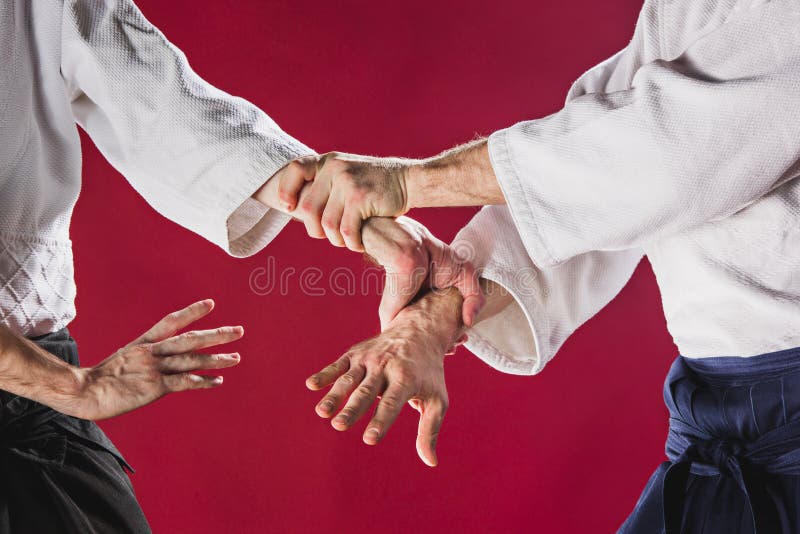 Dois homens que lutam no treinamento do Aikido na escola de artes marciais fotos de stock Dois homens que lutam no treinamento do Aikido na escola de artes marciais fotos de stock