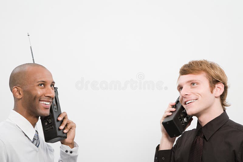 Dois homens que usam Walkietalkie imagem de stock Dois homens que usam Walkietalkie imagem de stock