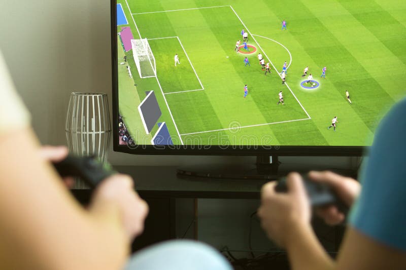 Jovens, Homens E Mulheres, Assistindo Ao Jogo De Futebol Online Através De  Videapp. Ecrã De Computador Portátil Pc Com Jogadores D Imagem de Stock -  Imagem de casa, digital: 227637335