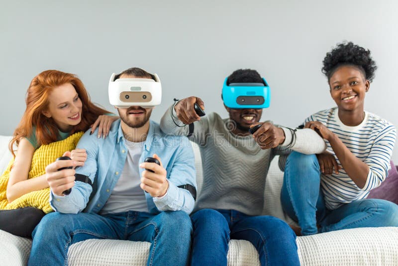 Dois indiv?duos que jogam jogos de v?deo usando vidros e amigas de VR apoiam-nos foto de stock royalty free Dois indiv?duos que jogam jogos de v?deo usando vidros e amigas de VR apoiam-nos foto de stock royalty free