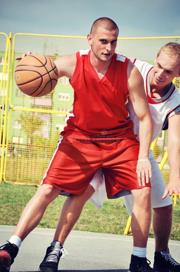 Ideia De ângulo Alto Do Basquetebol Dunking Do Jogador De Basquetebol Na  Aro Imagem de Stock - Imagem de cesta, jogar: 111358551