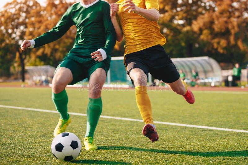 Dois Jogadores De Futebol Correndo E Dando Pontapés. Jogadores De Futebol  Adultos Competem No Jogo De Futebol Foto de Stock - Imagem de verde, duelo:  211382810