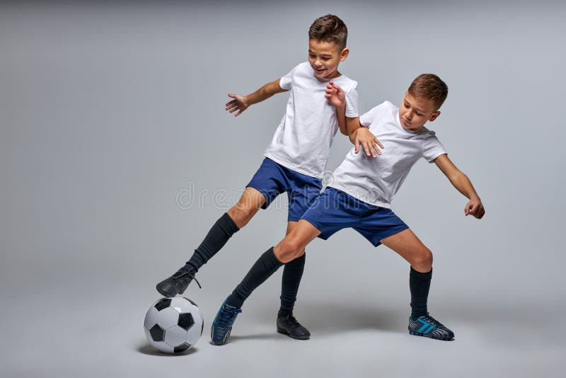Dois Jogadores De Futebol De 10 Anos Começando O Jogo De Futebol Foto de  Stock - Imagem de fundo, tiro: 207250990