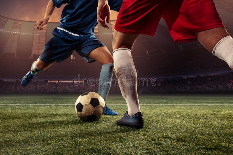 Dois jogadores de futebol masculino, bola driblando no estádio durante o  jogo de esporte no fundo do céu escuro. fotos, imagens de ©  vova130555@gmail.com #480717430