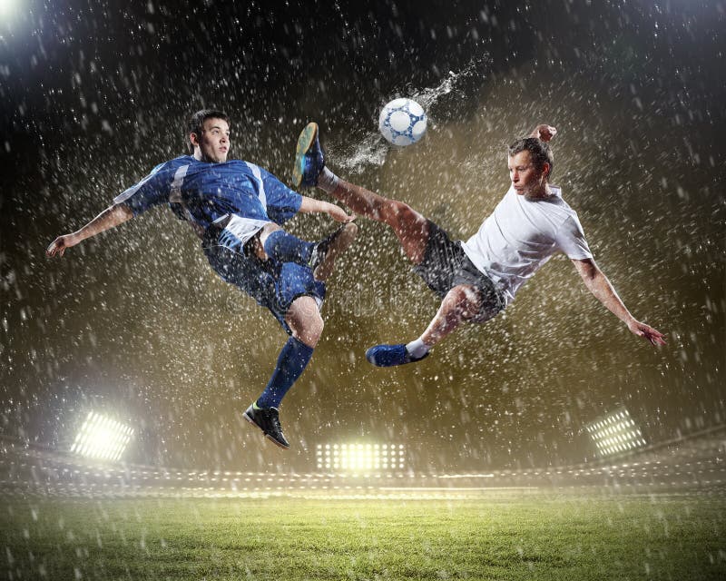 Foto de Dois Homens Estão Jogando Futebol E Eles Competem Uns Com Os Outros  e mais fotos de stock de Jogador de Futebol - iStock