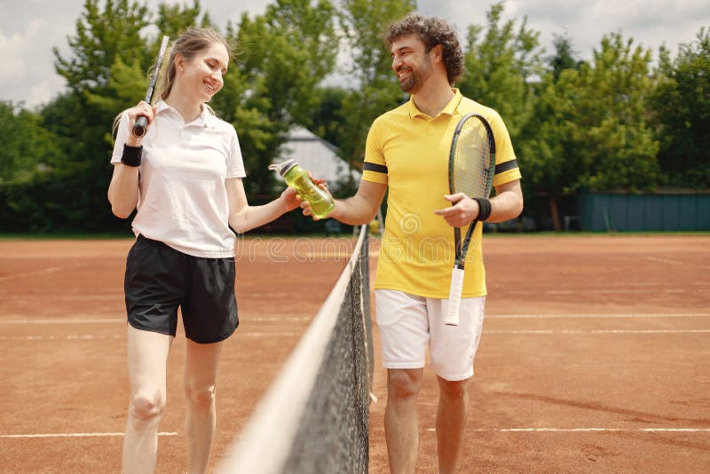 Jogadores de tênis masculinos e femininos conversando e