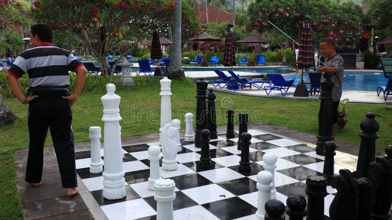 Jogo De Xadrez Gigante No Jardim Do Hotel Imagem de Stock - Imagem