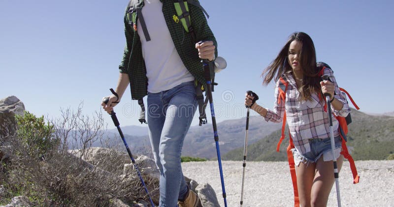 Dois jovens caminhando nas montanhas