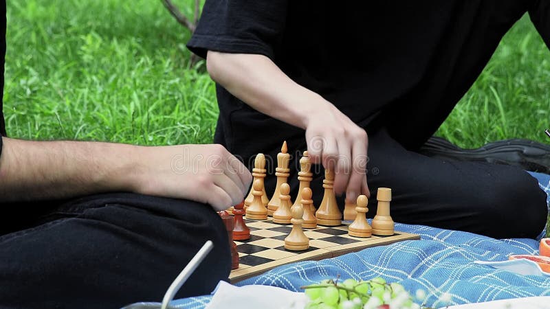 Homem idoso jogando xadrez sozinho e olhando para a câmera se preparando  para a competição, Banco de Video - Envato Elements