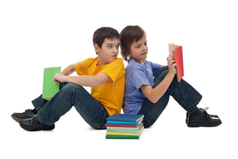 Dois livros de leitura dos meninos imagem de stock Dois livros de leitura dos meninos imagem de stock
