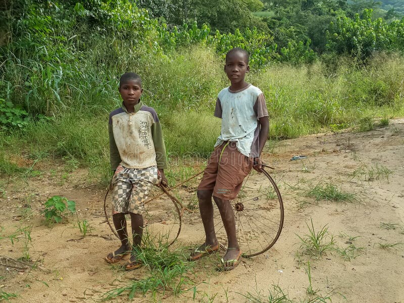 Meninos africanos estudam educação on-linecrianças assistindo