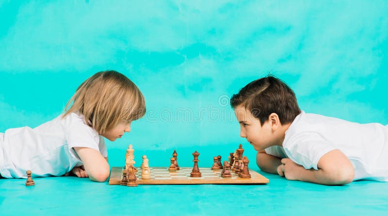 Foto De Stock Dois Meninos Jogando Xadrez No Fundo Branco, Royalty-Free